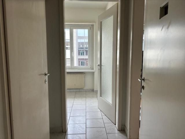 Centrally Located Nearby - Cross 8 *