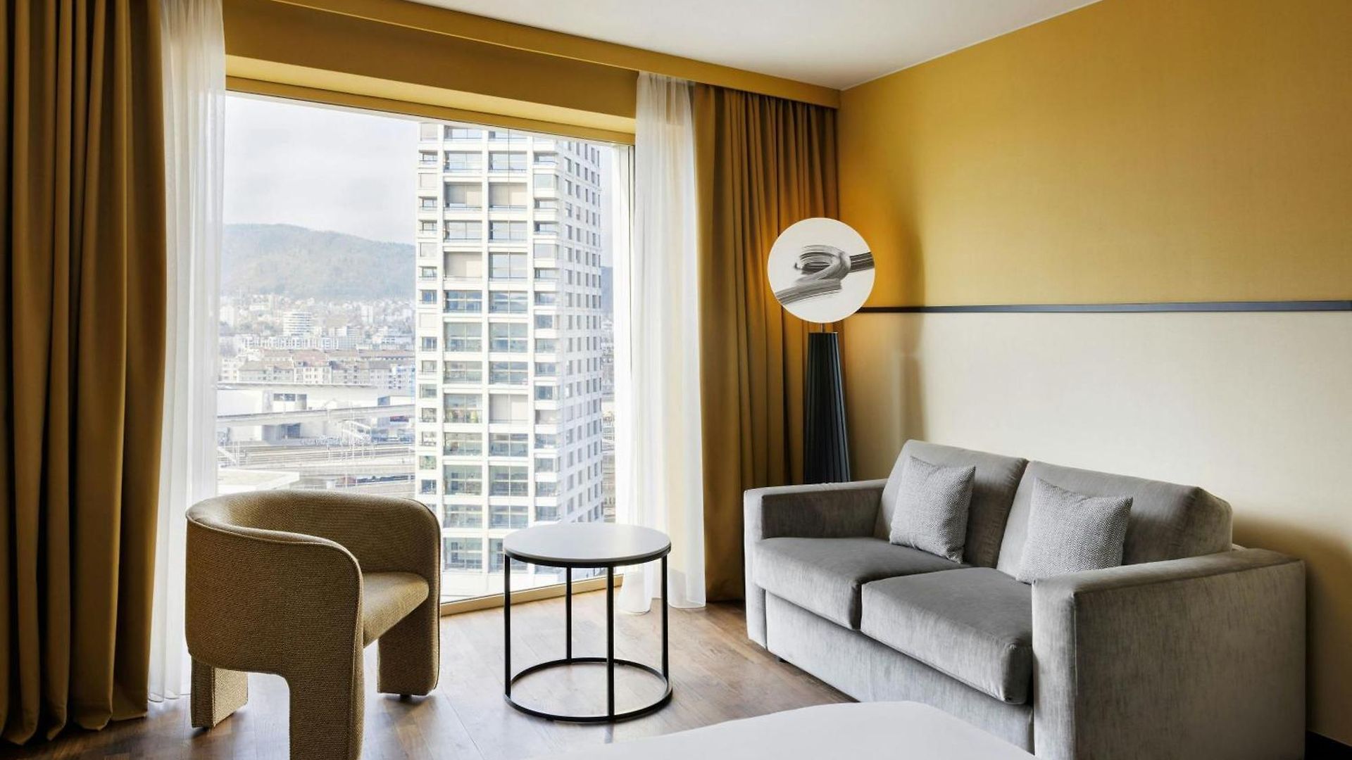 Hotel Renaissance Tower