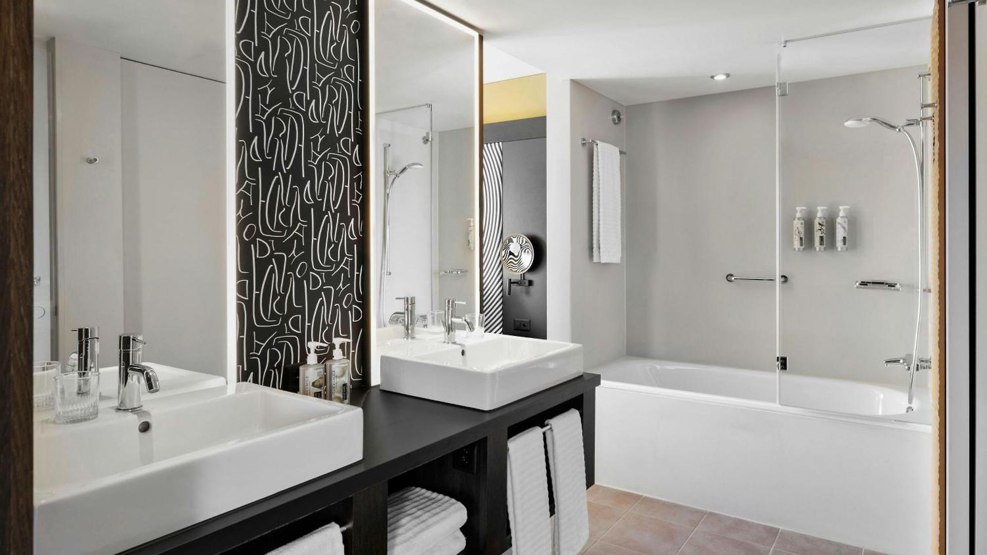 Renaissance Tower 5*