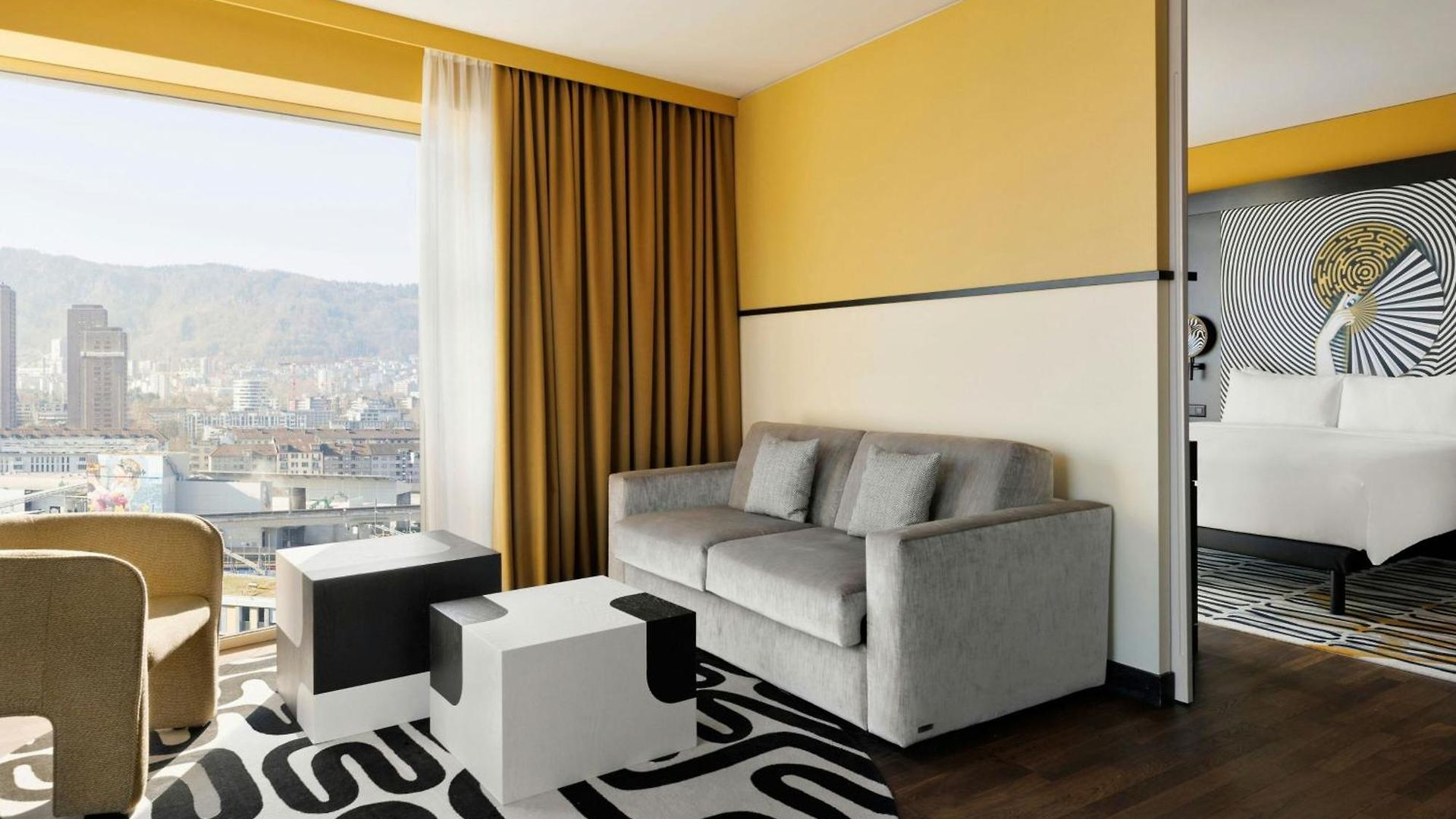Hotel Renaissance Tower