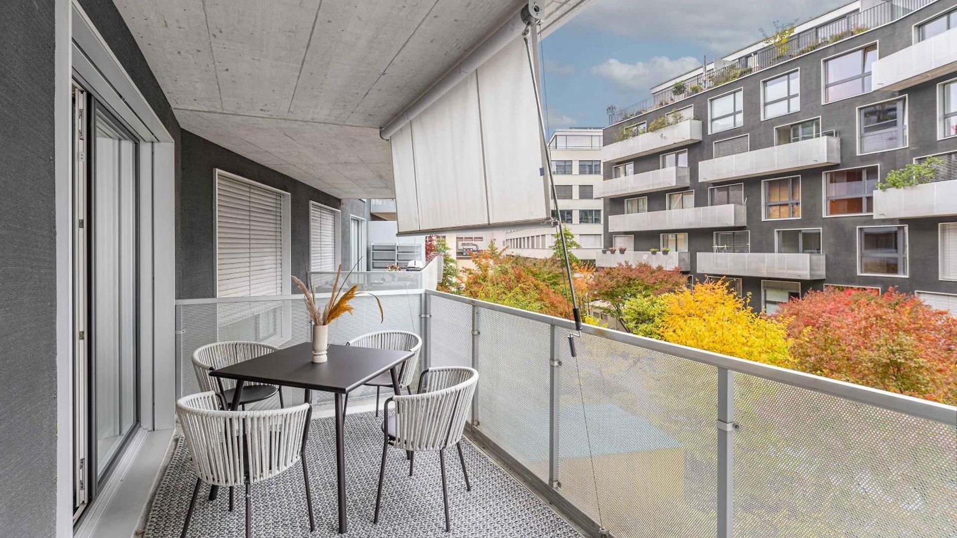 Luxury 250sqm With Ac & Parking Apartment *