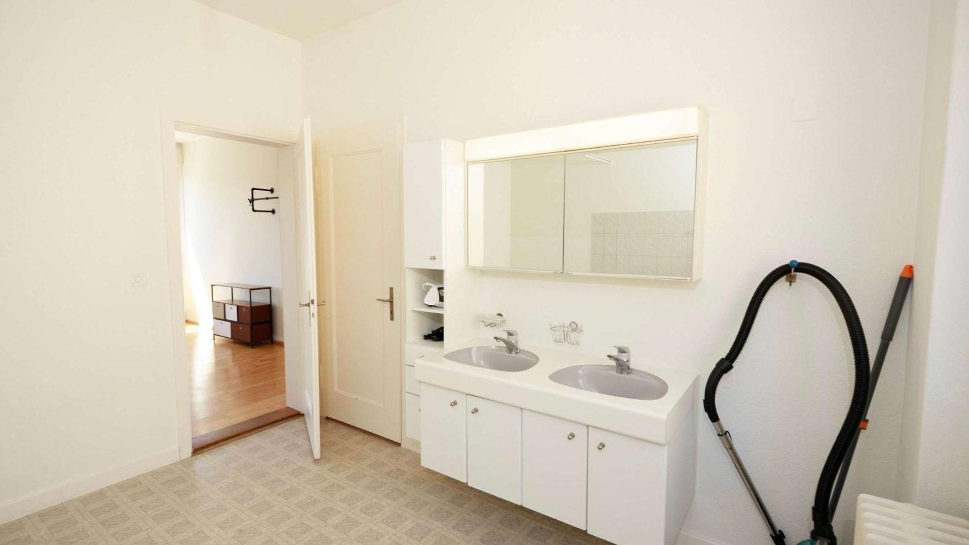 Apartment Gem Steps To Tram Family & Group