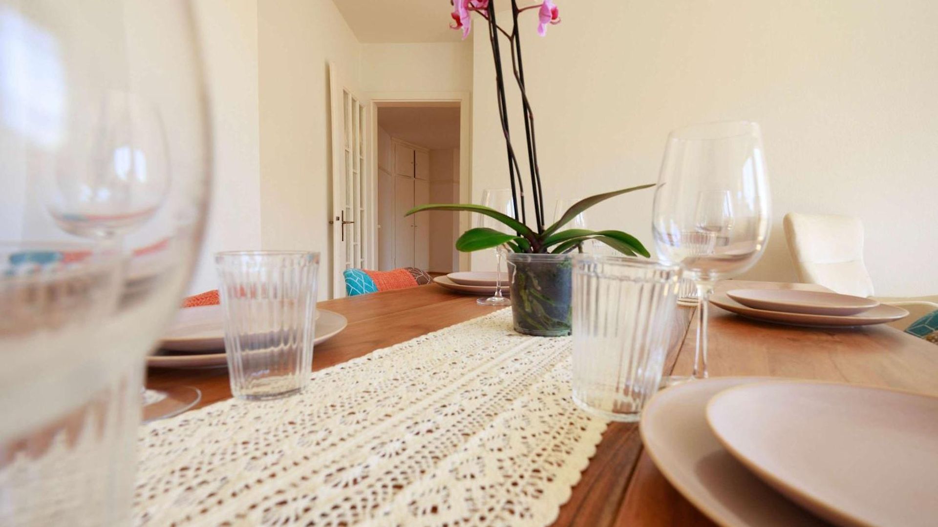 Gem Steps To Tram Family & Group Apartment *