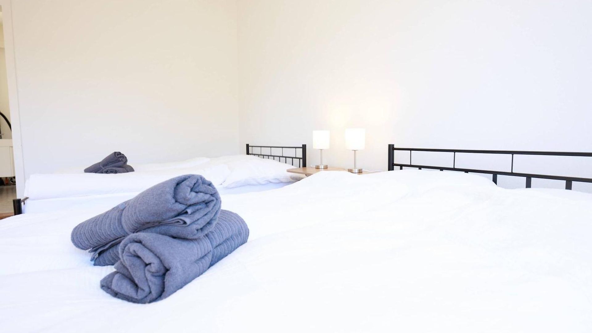 Gem Steps To Tram Family & Group Apartment *