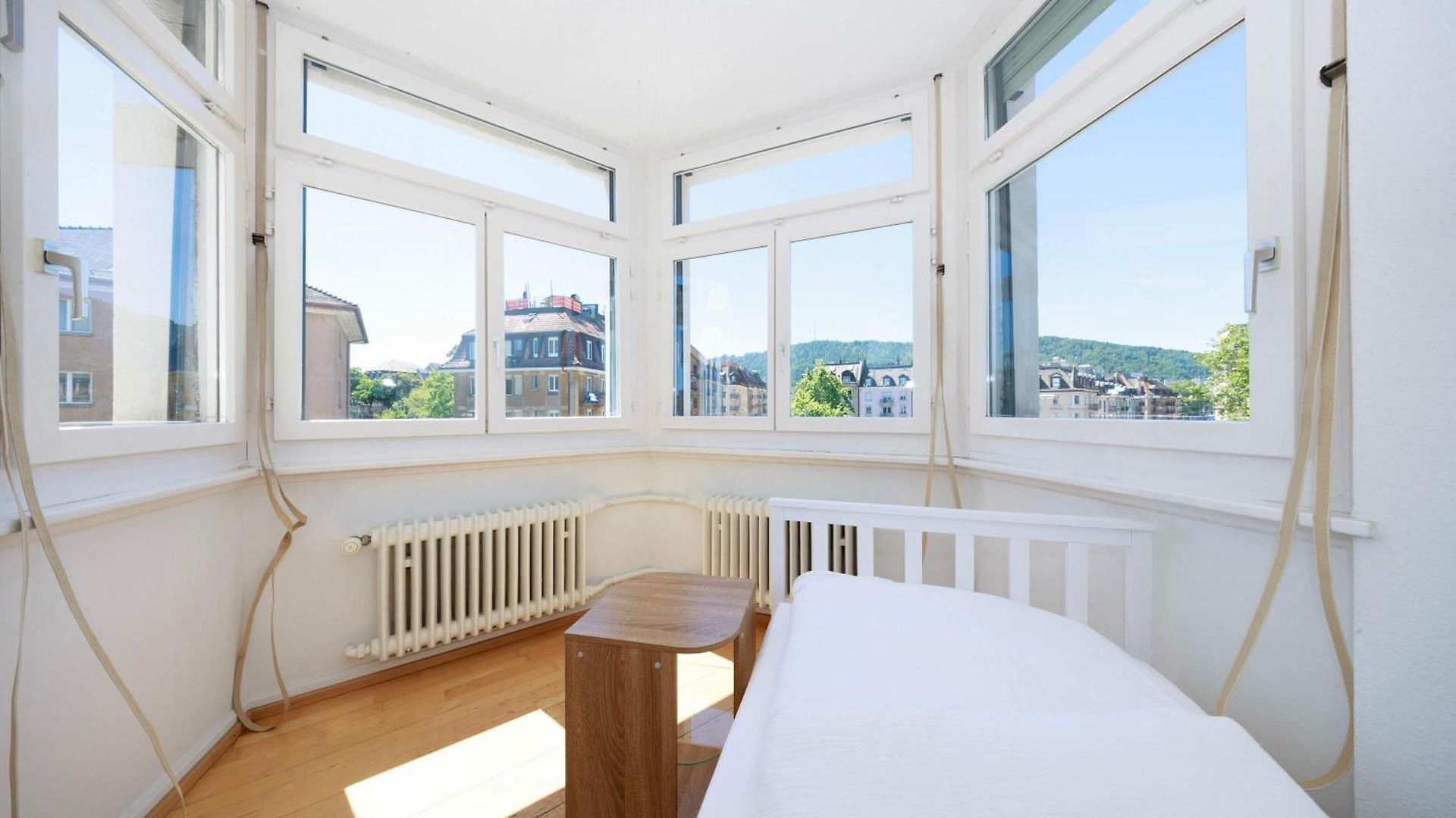 Gem Steps To Tram Family & Group Apartment