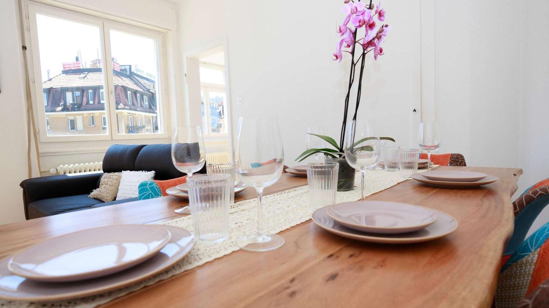Gem Steps To Tram Family & Group Apartment