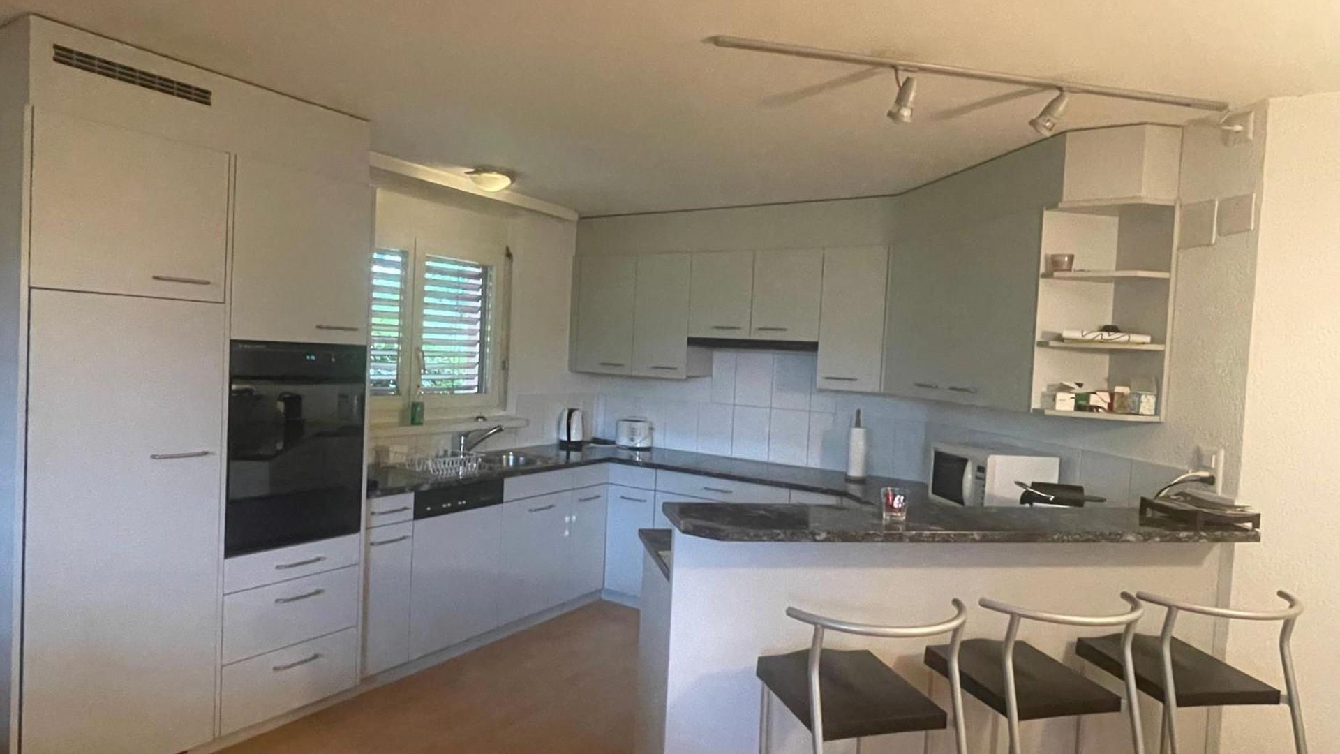 Centrally Located, Spacious Modern * Zürich
