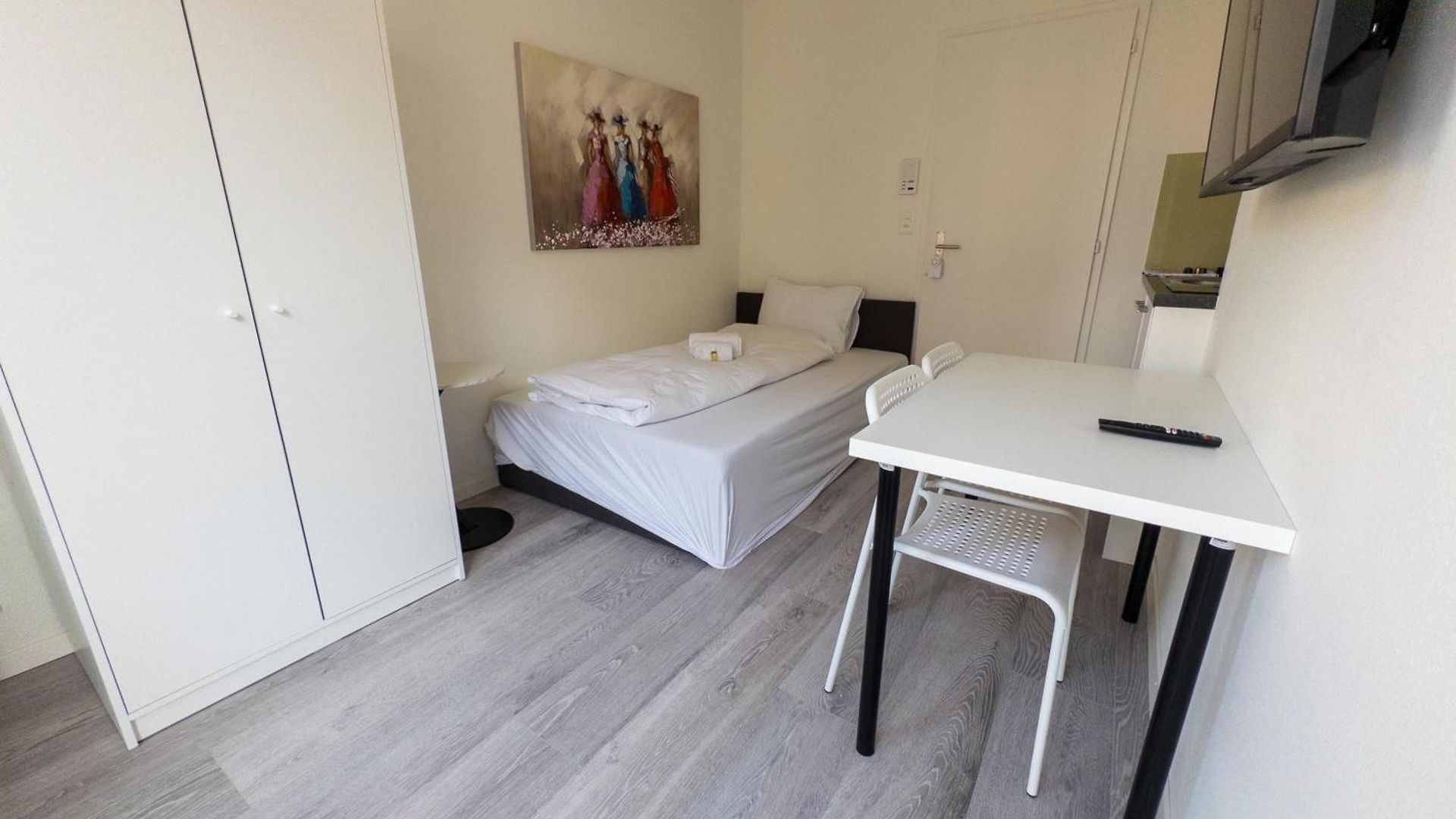 Cozy With Balcony In The Be37 Zurich