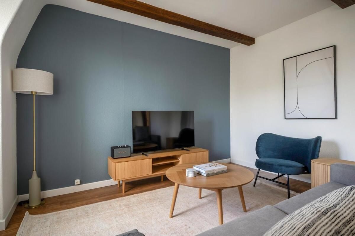 Azure · Wipkingen Apartment