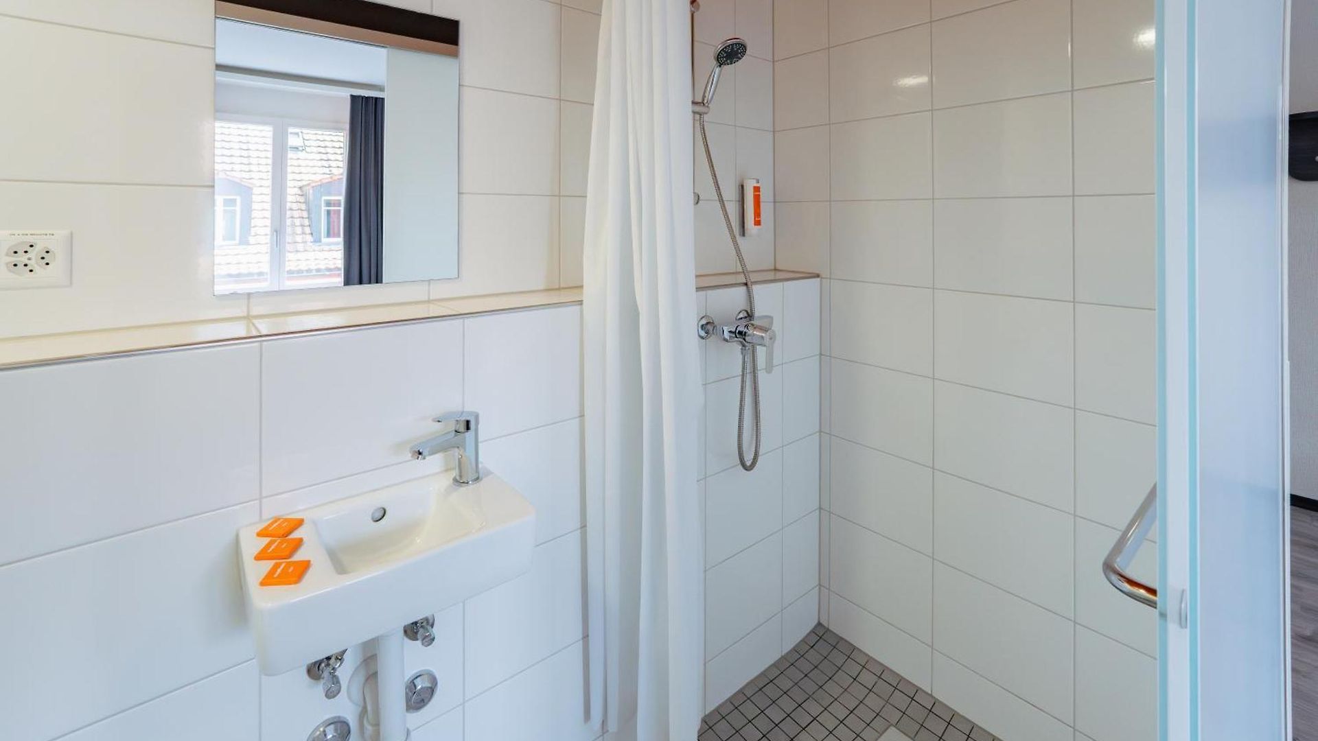 Easyhotel Main Station 3*