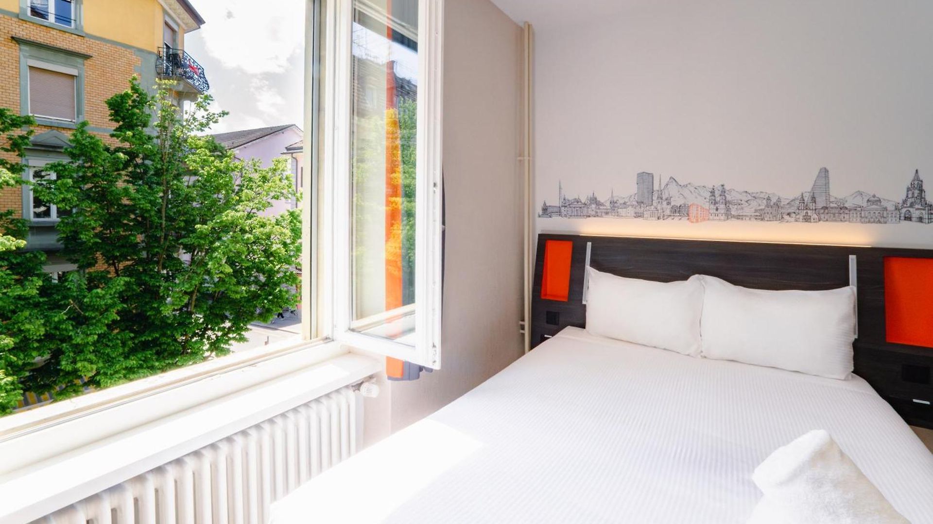 Easyhotel Main Station 3*