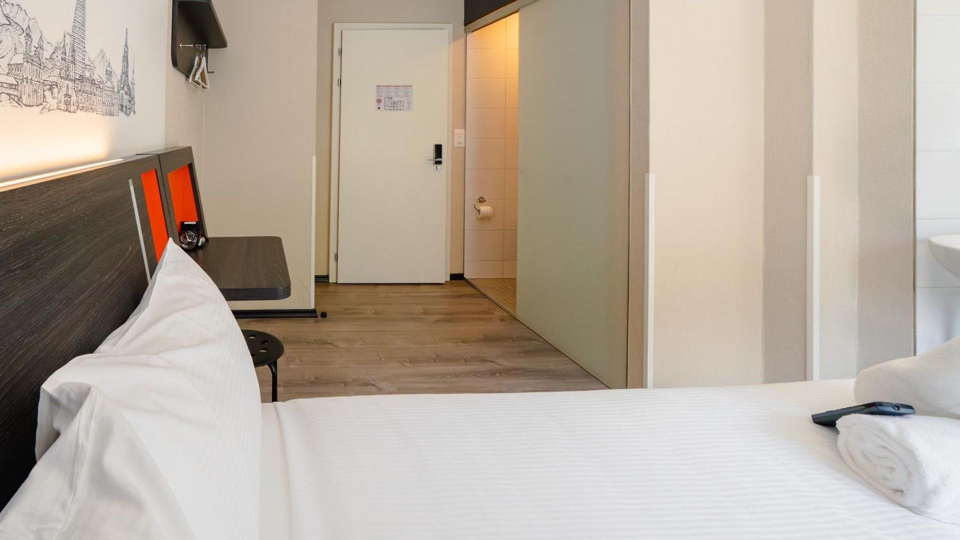 Easyhotel Main Station Hotel 3*