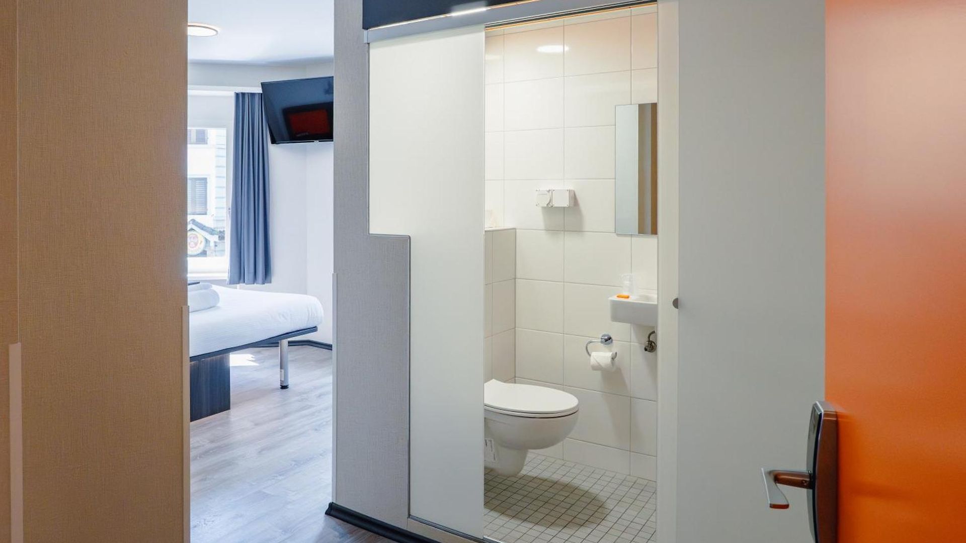 Easyhotel Main Station Hotel 3*