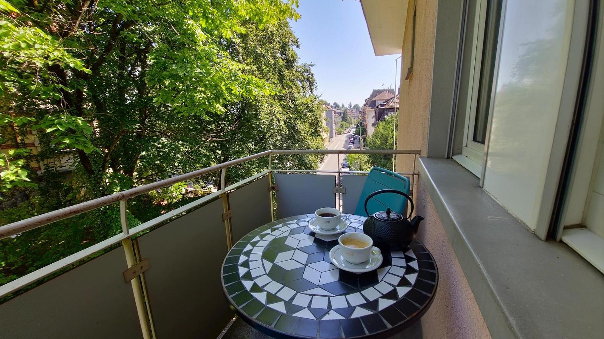 Designer Apt, 2 Balconies, 10min To Main Station *