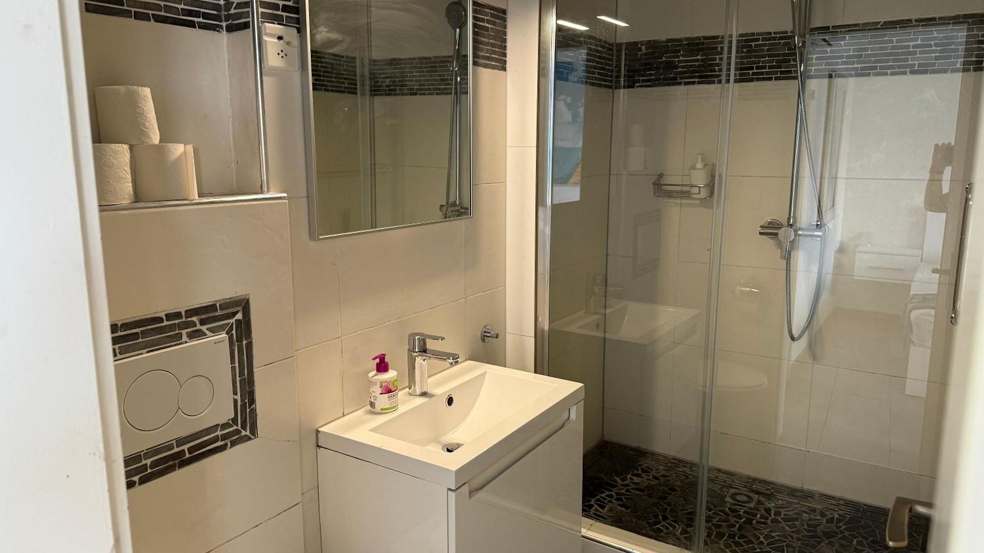 Center En-suite Budget Self Check In, Eth Hb Apartment