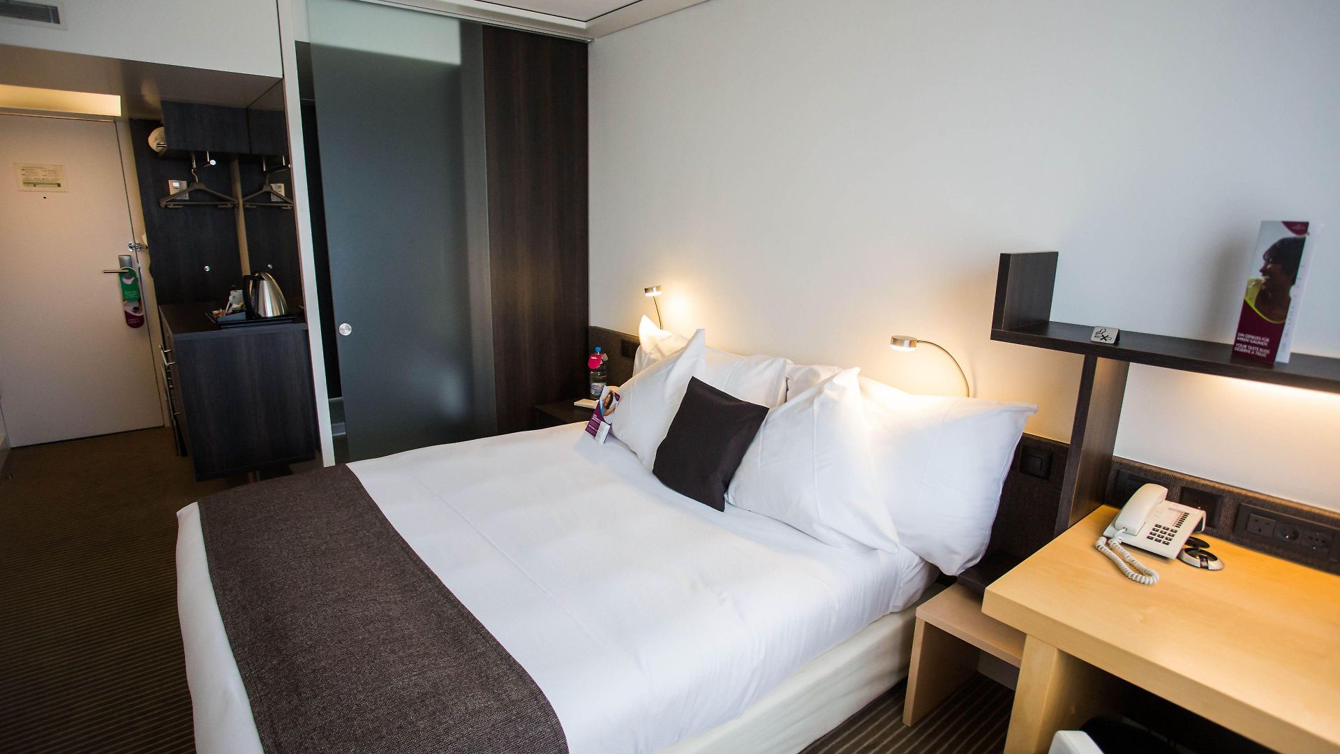 Crowne Plaza Zürich, An Ihg