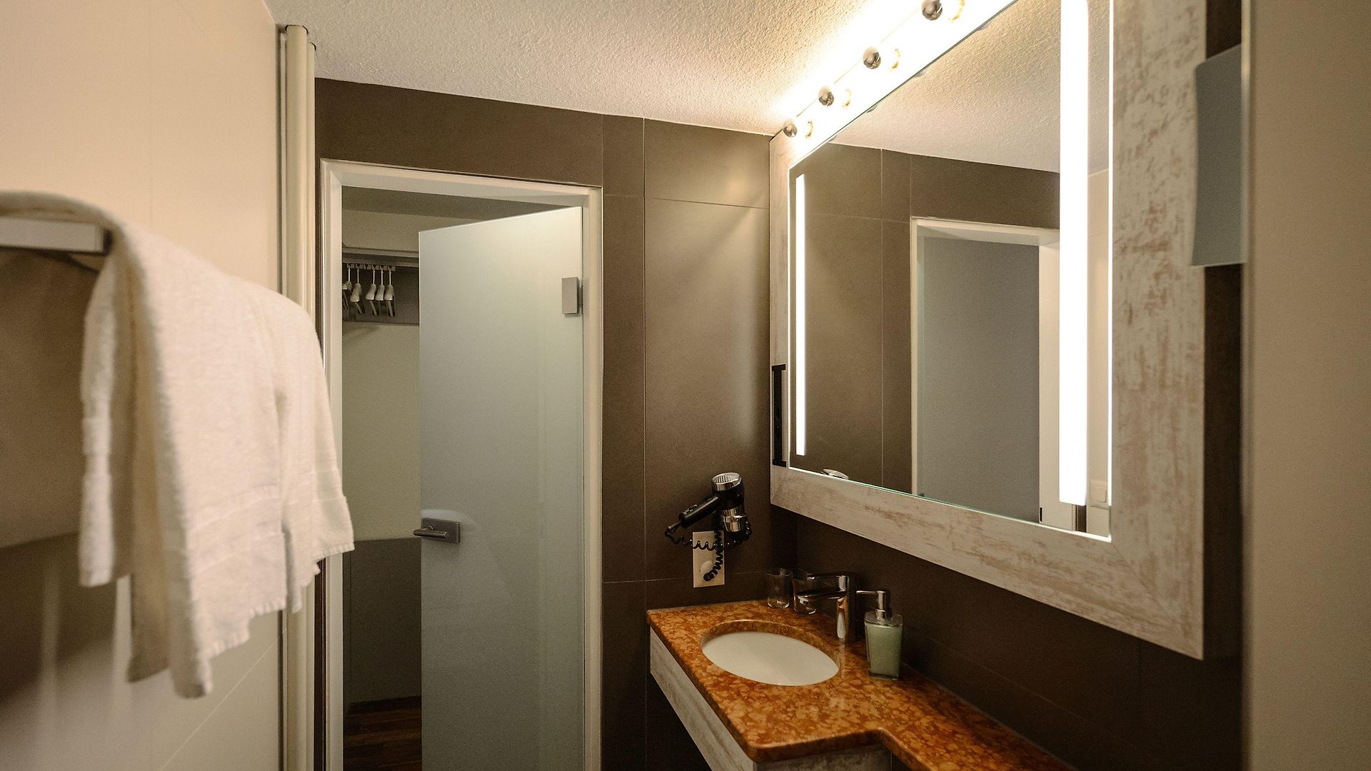 Alexander Old Town Guest house 2*