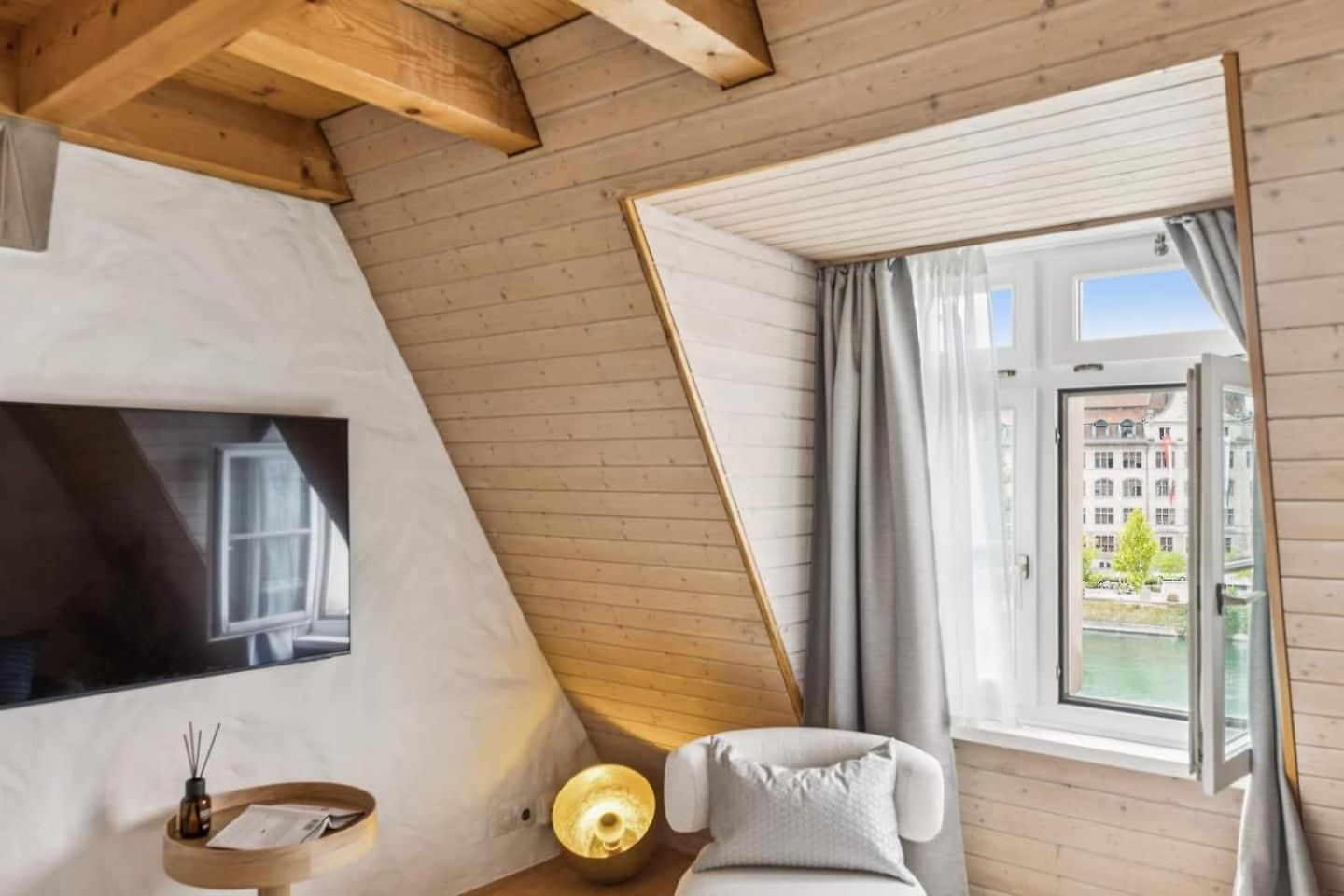 Oldtownriversideacbalconyfreeparkingwaterview Zurich