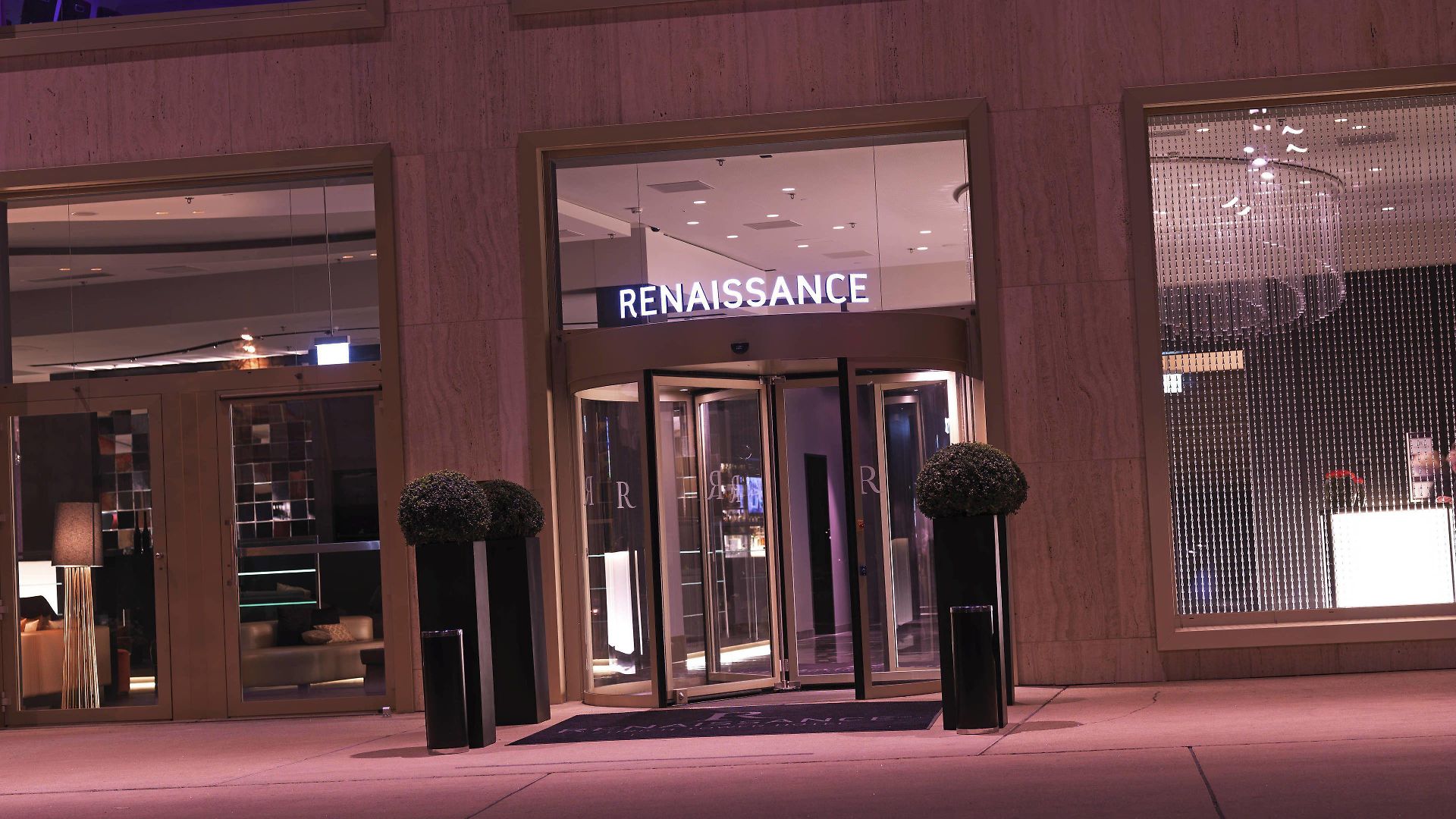 Hotel Renaissance Tower 5*