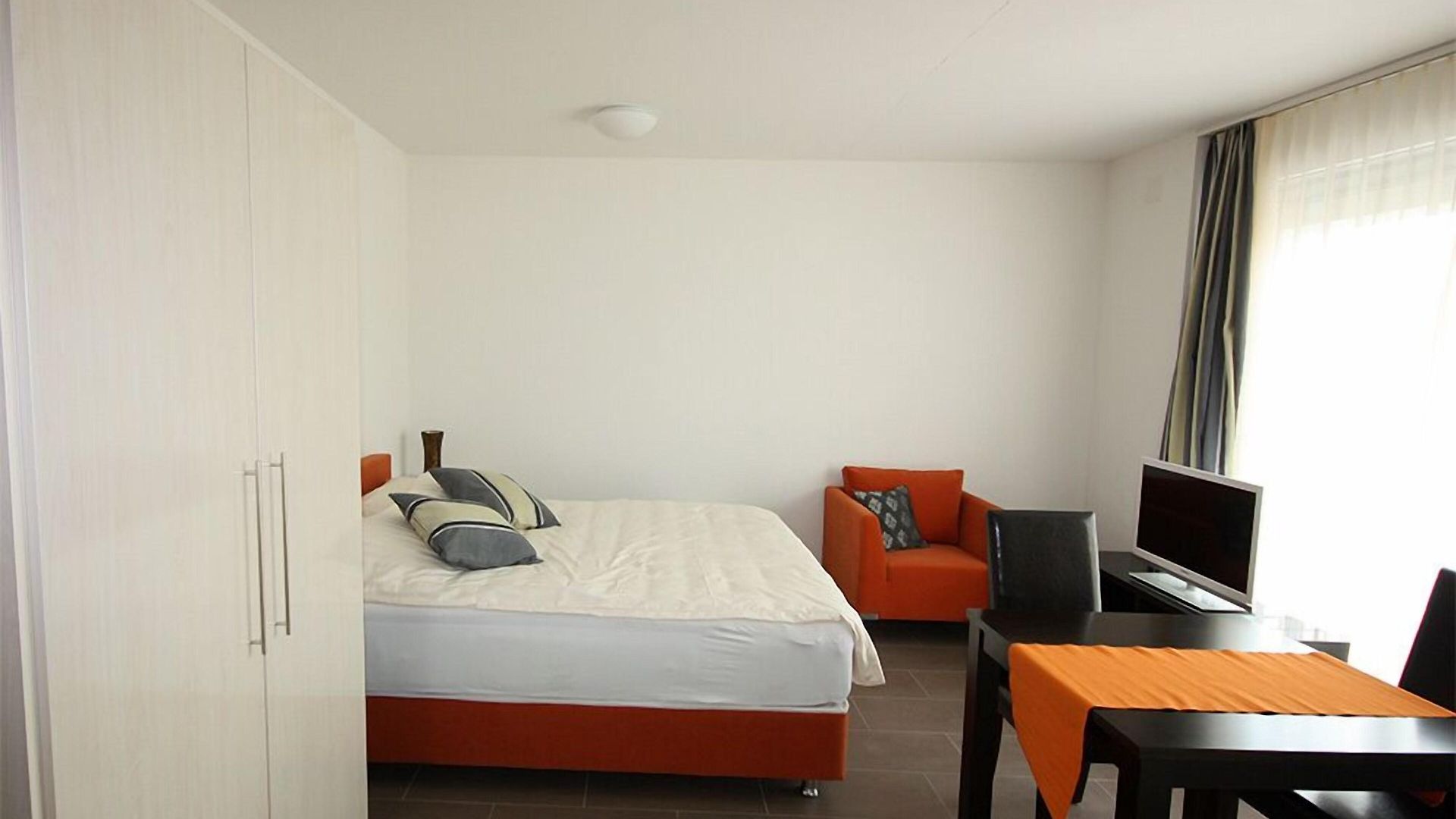 Swiss Star Oerlikon Lodge - Self Check-In Apartment