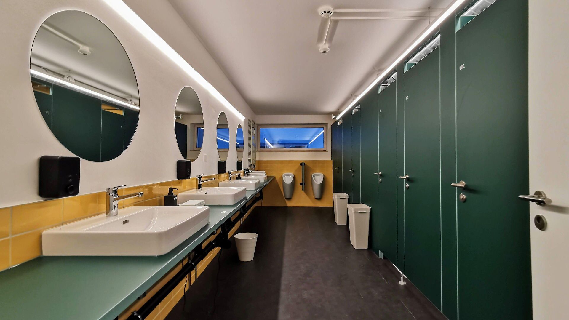 Marmot Capsule Hostel *