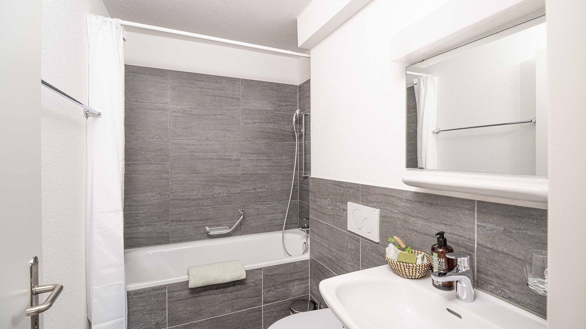 Modern 3bdr Duplex With Skyroof In Trendy West