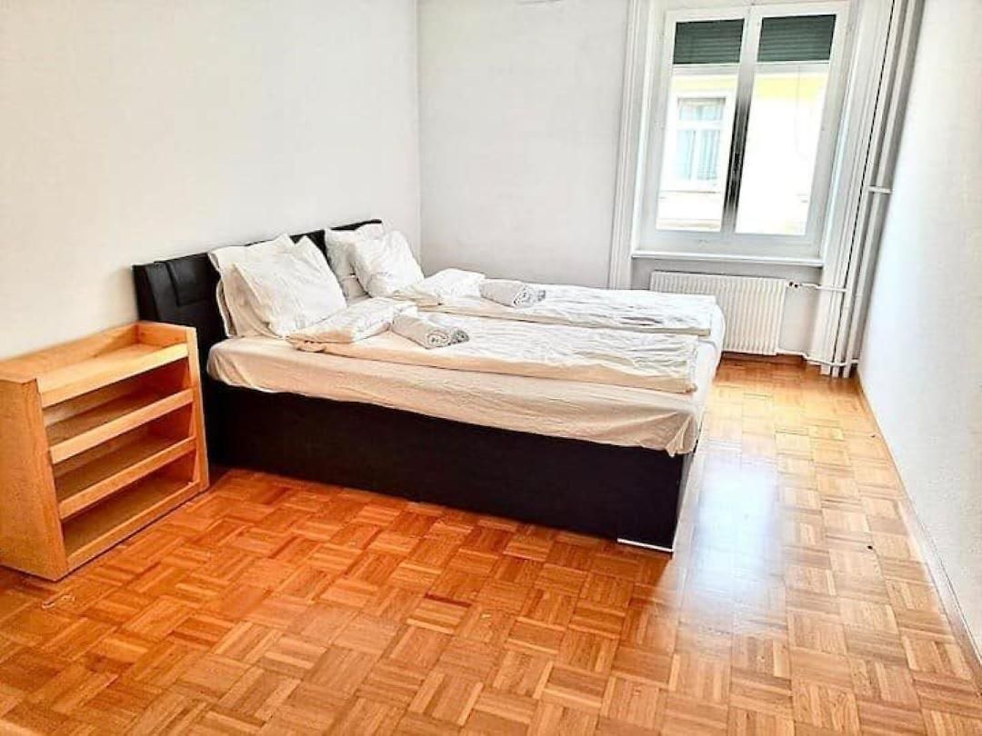 Huge 3 Center Flat, Hb Konrad *