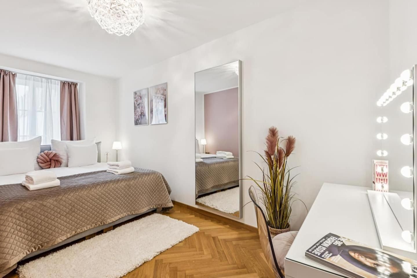 Apartment Old Town Gem By Grossmuenster Ac Free Parking *