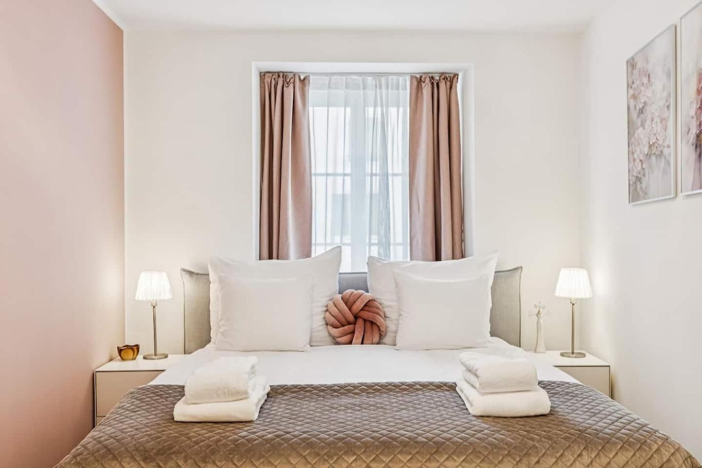 Apartment Old Town Gem By Grossmuenster Ac Free Parking
