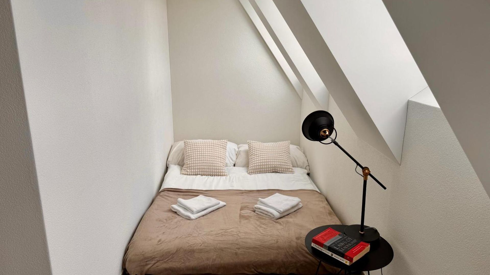 Modern Next To Hb With Roof Terrace Apartment