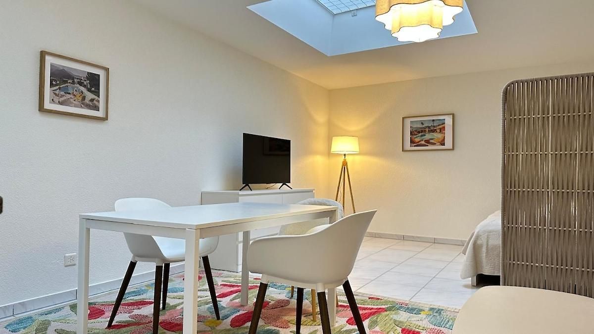 Apartment Pulp Fiction - *