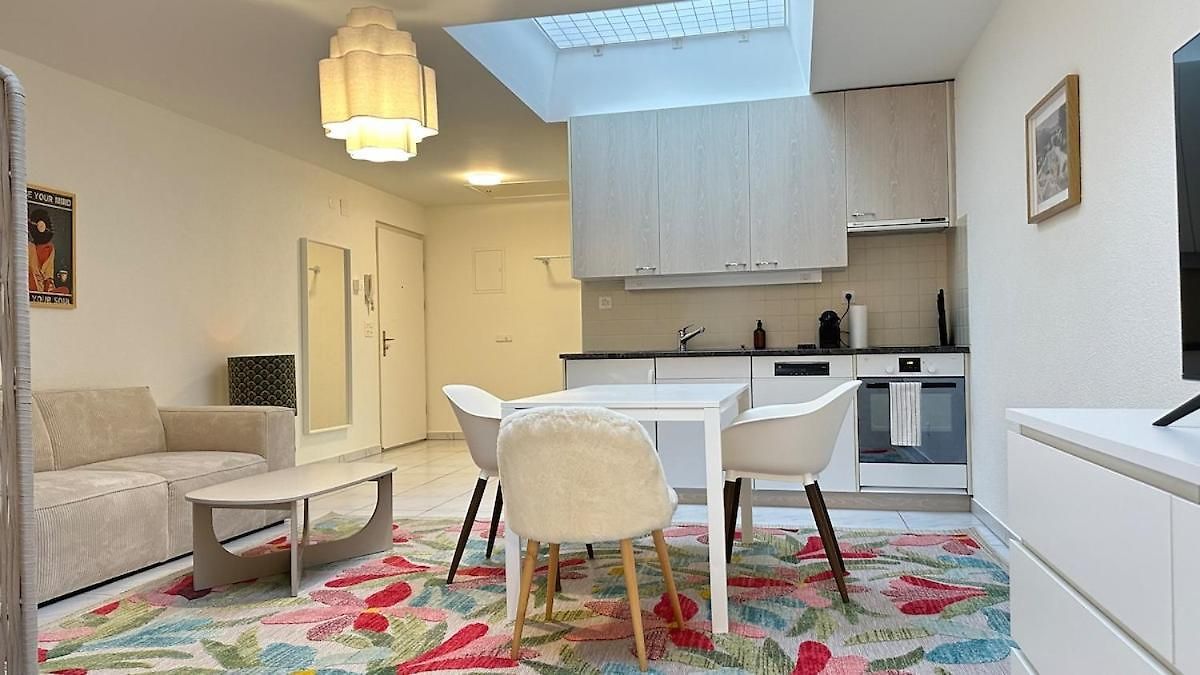 Apartment Pulp Fiction - *
