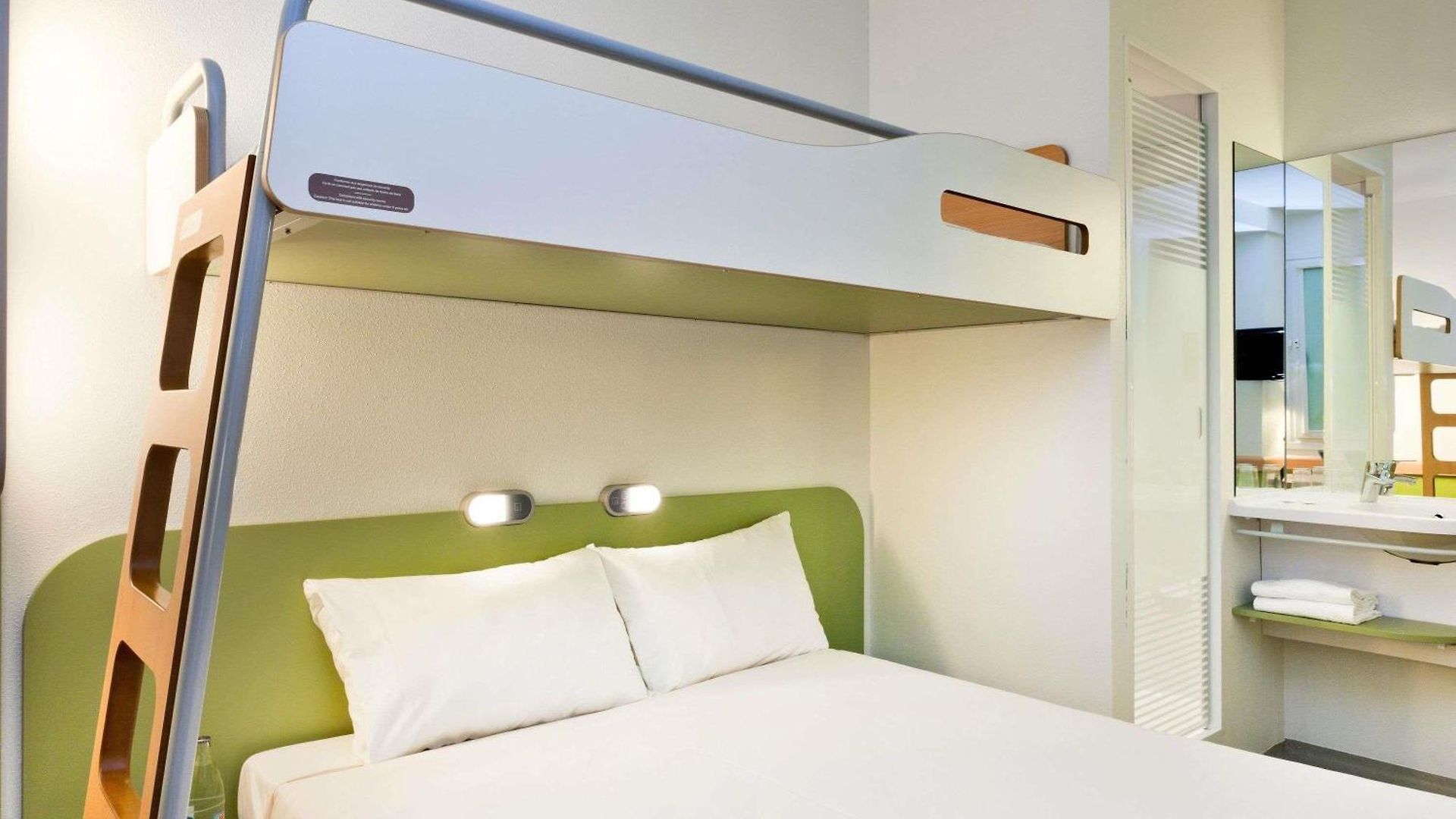 Ibis Budget West Hotel *