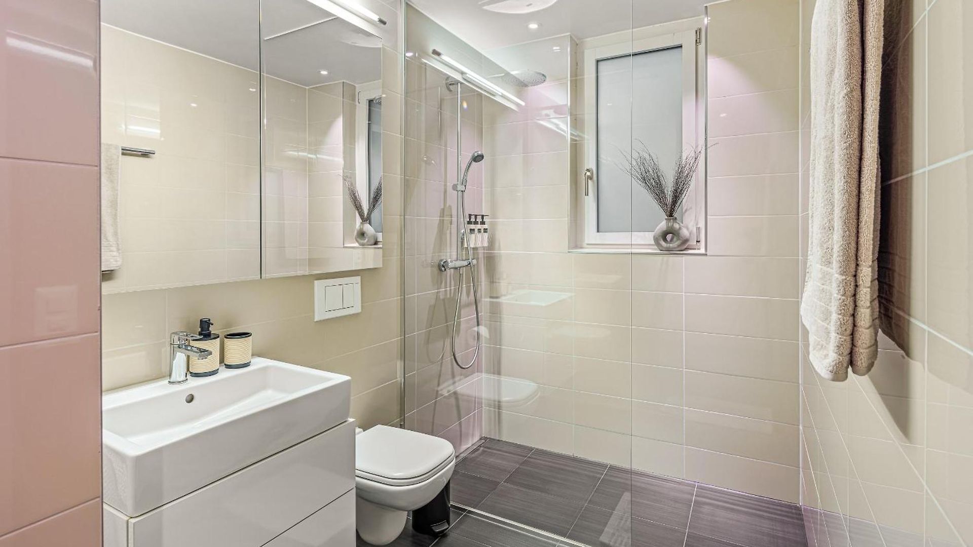 Im Stadtzentrum Gelegenes Mit Kingsize Bed Apartment