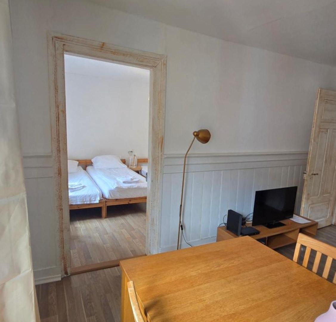 Cozy 2-bedroom In Vibrant Apartment *