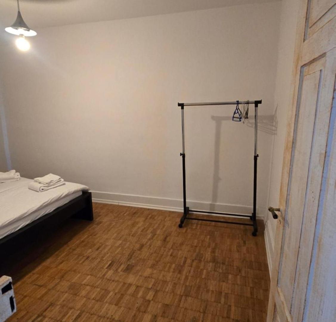 Cozy 2-bedroom In Vibrant Apartment *