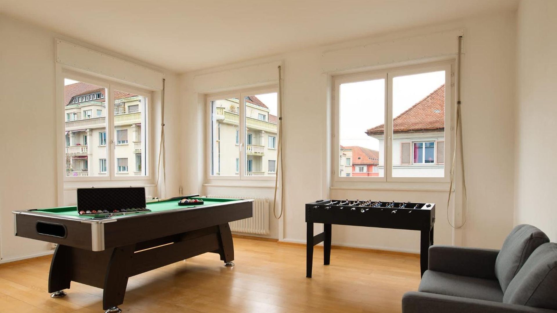 Apartment Spacious Flat With Game & Pool Table Zurich
