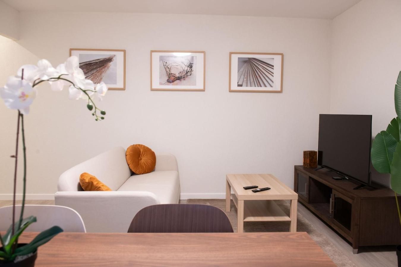 Golden Harmony In Oerlikon Apartment *