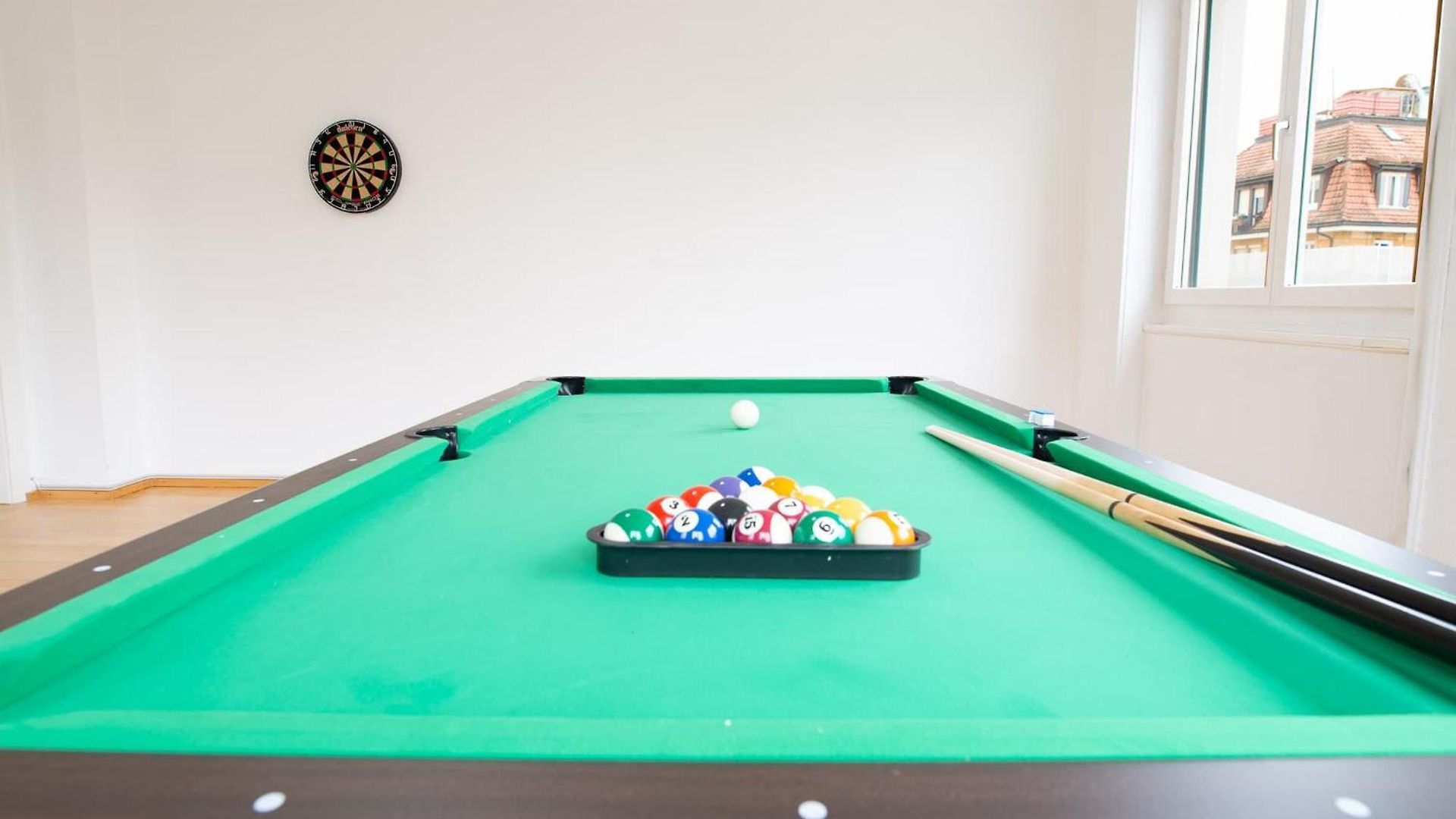 Spacious Flat With Game & Pool Table