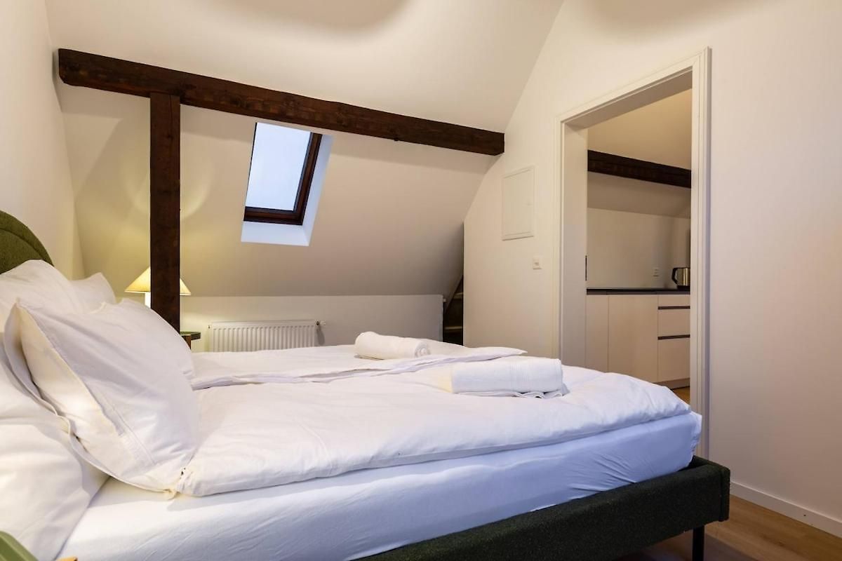 Nest 1 King Bed Near Hb *