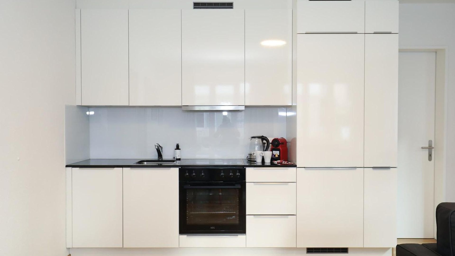 New Center With Private Entry & Parking Apartment *