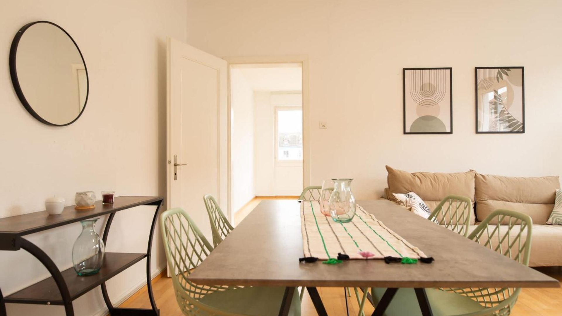 Spacious Flat With Game & Pool Table Apartment