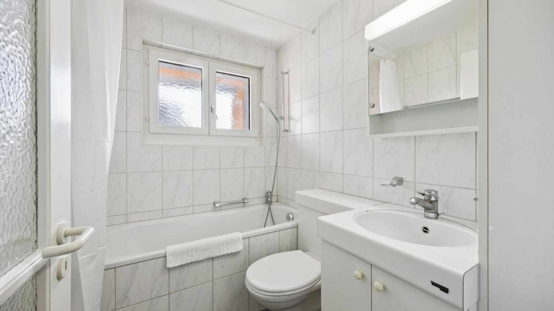 Very Centrally Located - Crown 15 Apartment *