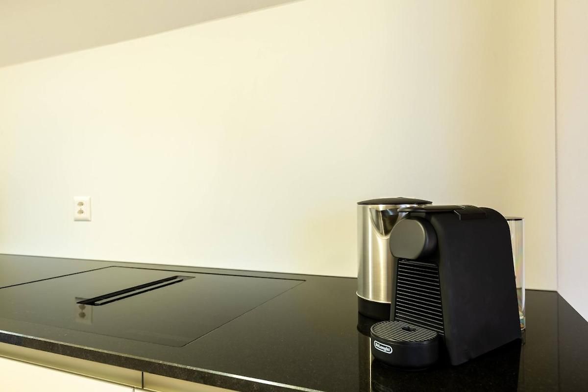Nest 1 King Bed Near Hb Apartment *
