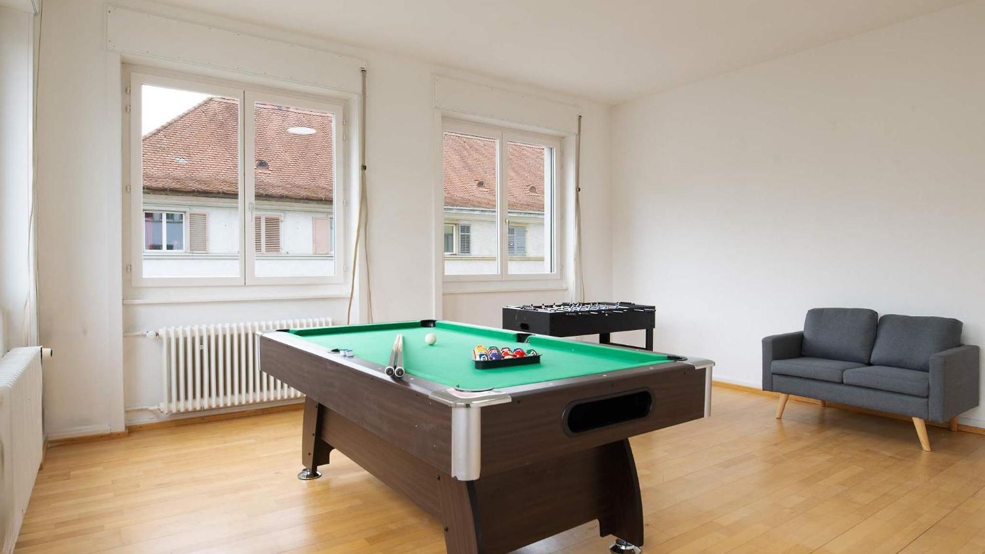 Spacious Flat With Game & Pool Table Zurich