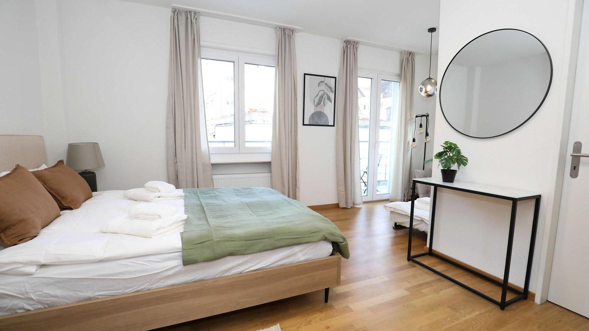 Apartment New Center With Private Entry & Parking