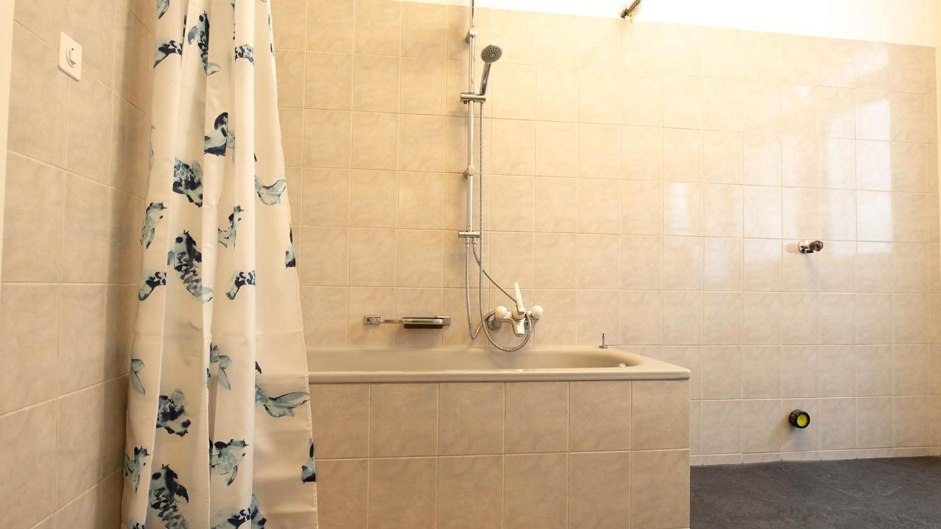 Spacious Flat With Game & Pool Table *