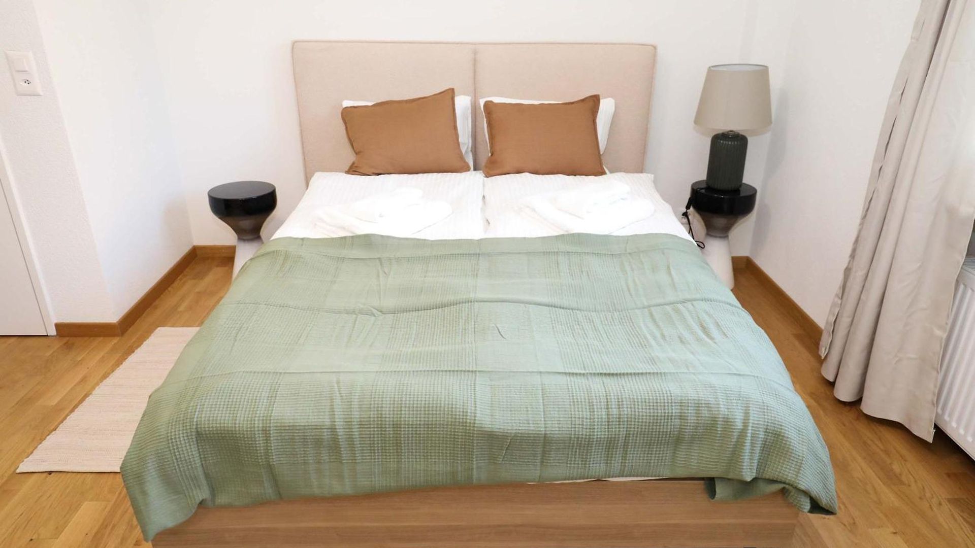 New Center With Private Entry & Parking Apartment Zurich