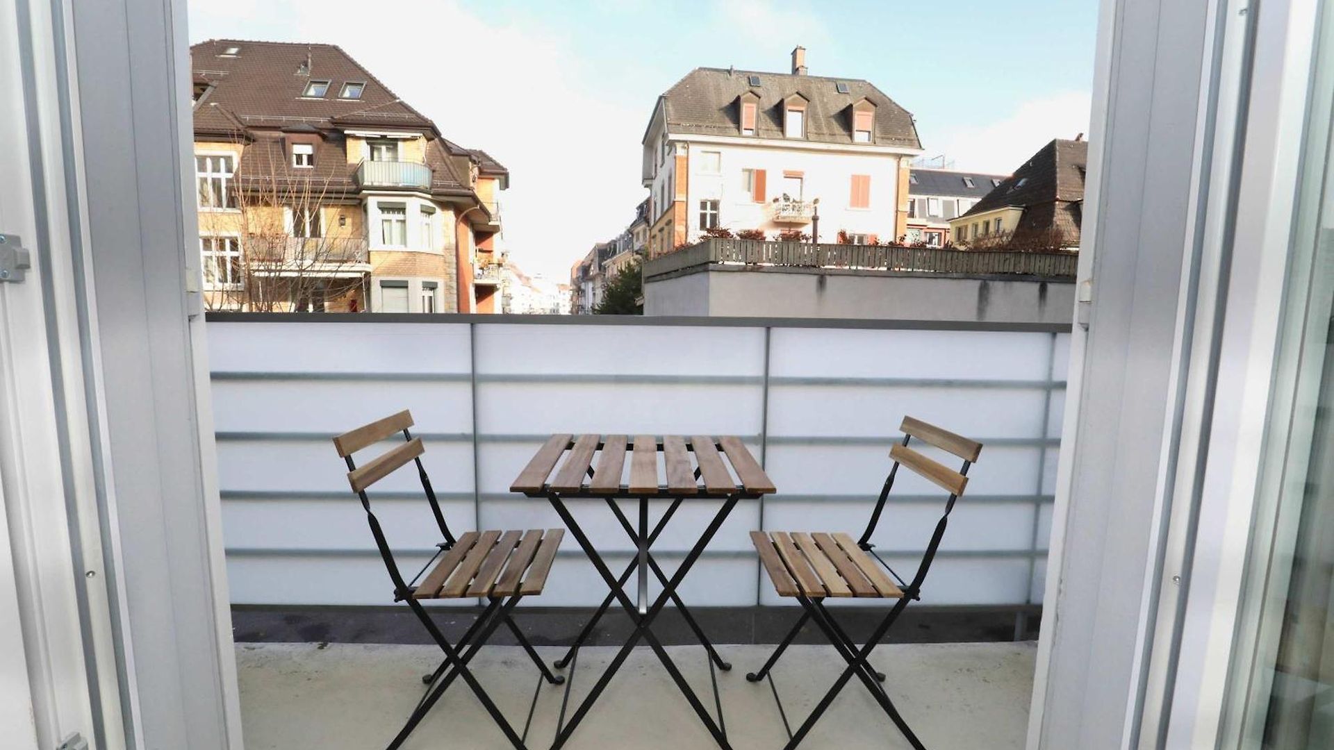 Apartment New Center With Private Entry & Parking