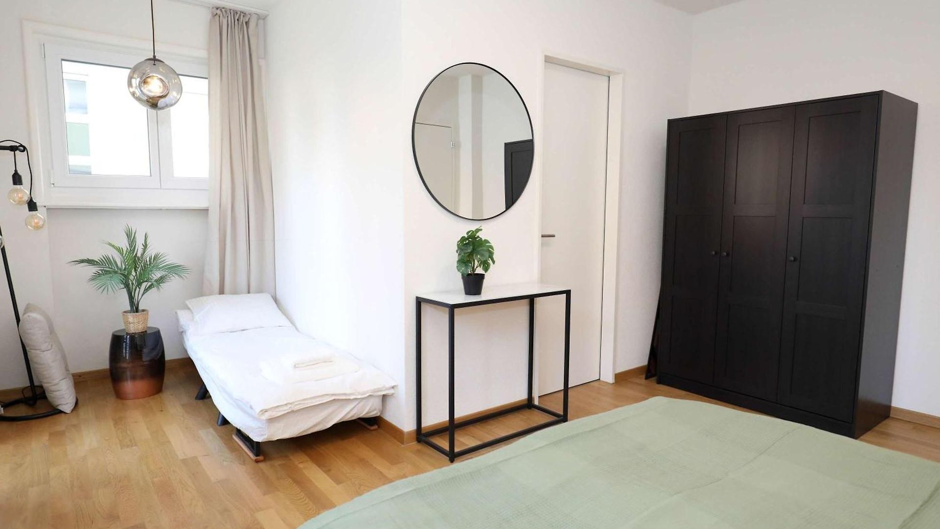 New Center With Private Entry & Parking Apartment